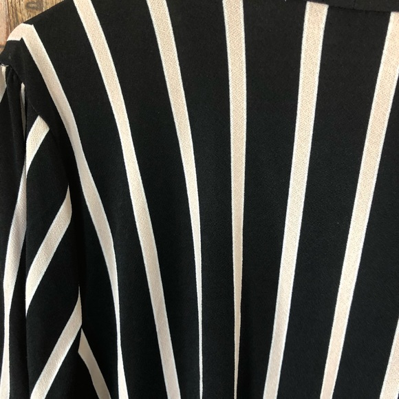 ADRIANNA PAPELL Striped Blouse. Large. - Picture 6 of 6